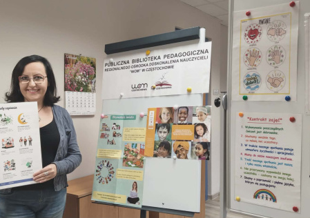 6 Prowadząca z plakatami do zajęć