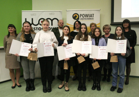 7 Laureaci IV-VI wraz z organizatorami i komisją konkrsową