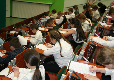 3 Uczniowie podczas pisania dyktanda