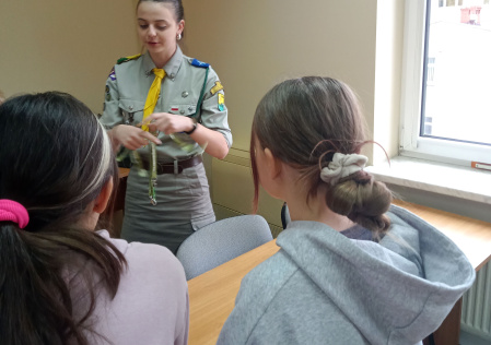 Druhna Lena Arkabus objaśnia uczniom zadanie do wykonania