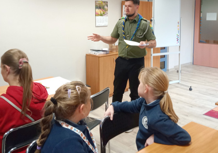 Pwd. Bartosz Dawiskiba wprowadza uczniów w tematykę zajęć