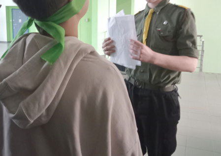 Druh Mikołaj Sypek prowadzi zajęcia ruchowo-integracyjne