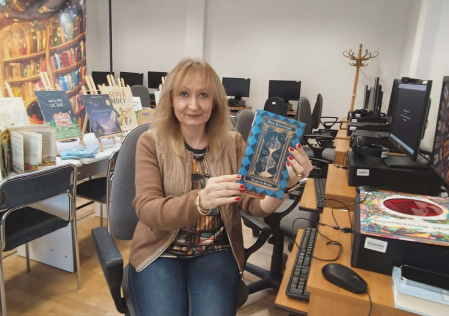 3 Prowadząca prezentuje książkę