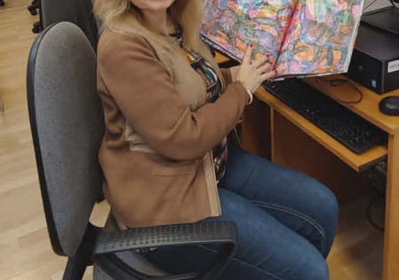 4 Prowadząca prezentuje ilustracje książkowe