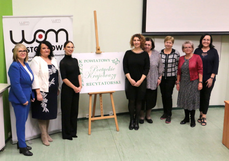 4 Zdjęcie grupowe jury, organizatorów, uczestniczki konkursu