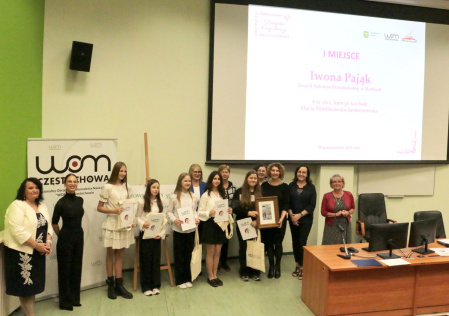 6 Laureaci konkursu recytatorskiego wraz z jury konkursu i organizatorami