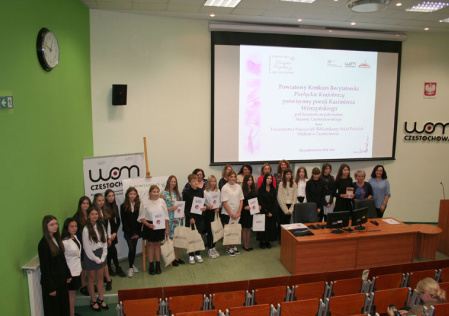 7 Zdjęcie grupowe uczestników, organizatorów, jury