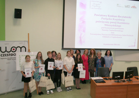 6 Zdęcie grupowe laureatów, organizatorów i gości