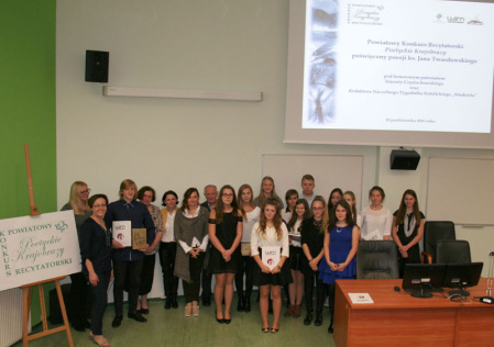 4 Laureaci konkursu, jury, organizatorzy i uczestnicy spotkania