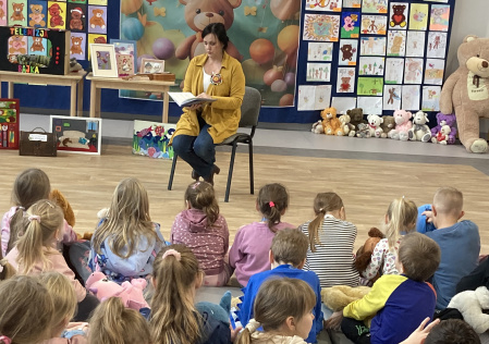 4 Pani Małgorzata Wójcik czyta uczniom