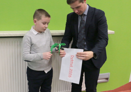 2 Otwarcie koperty z tekstem dyktanda przez zastępcę prezydenta Częstochowy