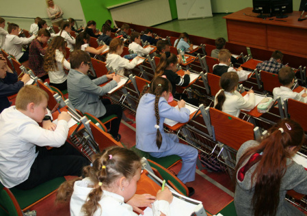 3 Uczniowie podczas pisania dyktanda