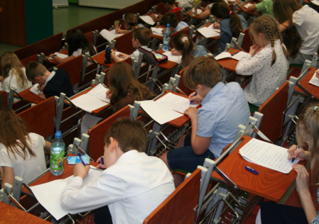 1 Uczniowie piszą dyktando