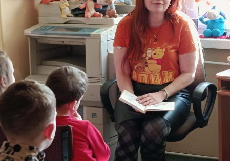 2 Prowadząca czyta dzieciom