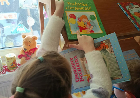 5 Dzieci oglądaja książki dot. Kubusia Puchatka