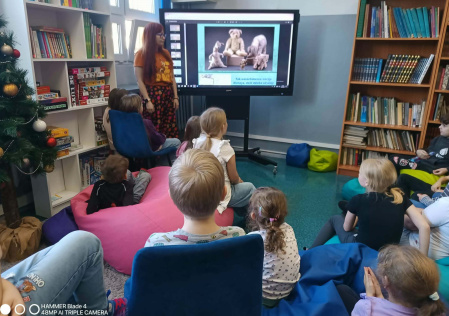 6 Uczniowie ogladają prezentację multimedialną