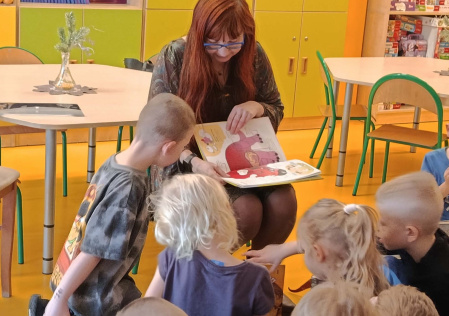 2 Prowadząca zajęcia prezentuje książkę dzieciom