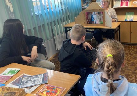 2  Prezentacja legendy "O smoku wawelskim" w teatrzyku Kamishibai