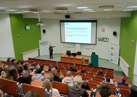 4 dr Artur Dąbrowski podczas wykładu