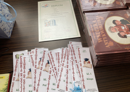 2 Pamiątkowy dyplom, książki, zakładki