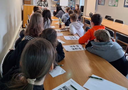 2 Uczniowie podczas zajęć