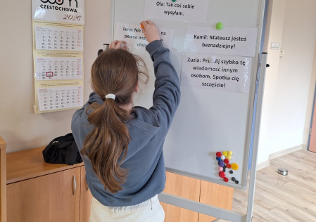 2 Uczennica podczas zadania