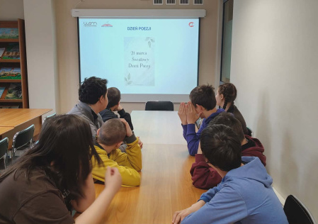 4 Uczniowie słuchają pogadanki o historii Światowego Dnia Poezji