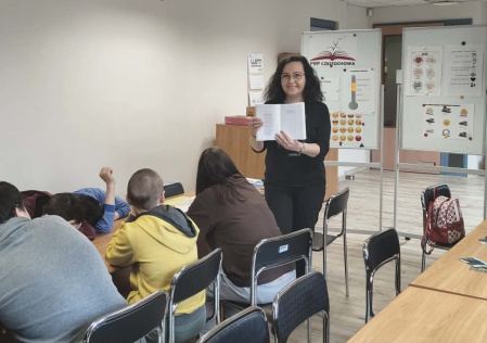 8 Prowadząca czyta wiersze Wisławy Szymborskiej