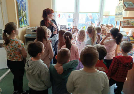 4 Uczniowie w bibliotece