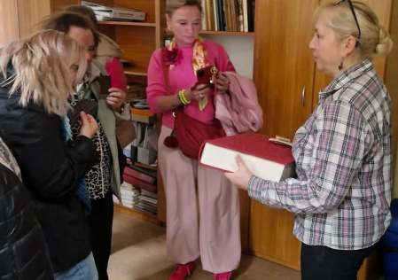 7 Prezentacja największej i najmniejszej książki w bibliotece