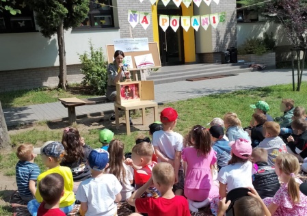 04 Harcerka czyta dzieciom
