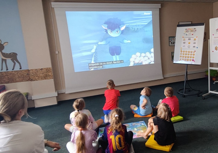 2 Przedszkolaki oglądają filmik o Empatku