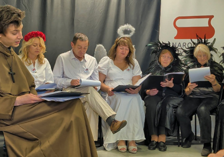 2 Czytający fragmenty "Dziadów" Adama Mickiewicza