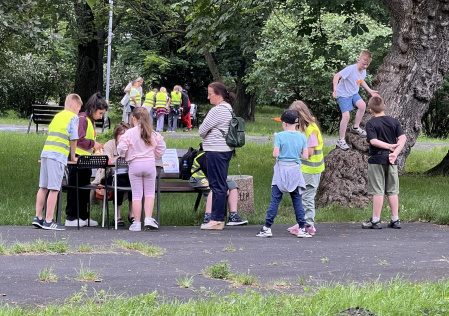 7 Uczestnicy podczas gry terenowej