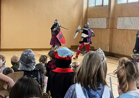 6 Uczniowie oglądają pokaz broni dawnej i średniowiecznego stroju