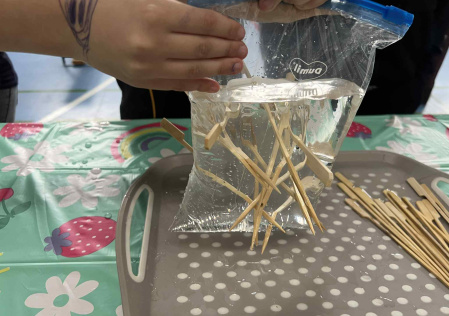 3 Uczniowie wykonują doświadczenie