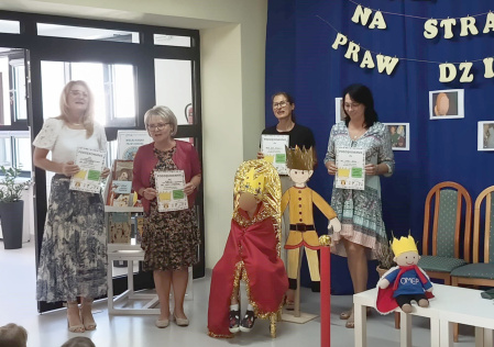 1 Uczestnicy podczas debaty 2 Zaproszeni goście 3 Zaproszeni goście czytają dzieciom 4 Pamiątkowe zdjęcie