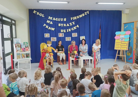 3 Zaproszeni goście czytają dzieciom