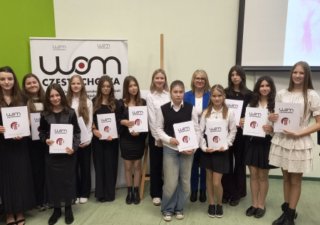 7 Uczestnicy konkursu z pamiatkowymi dyplomami