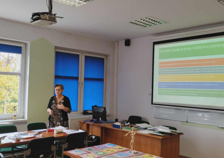 4 Prowadząca omawia metodę arteterapii