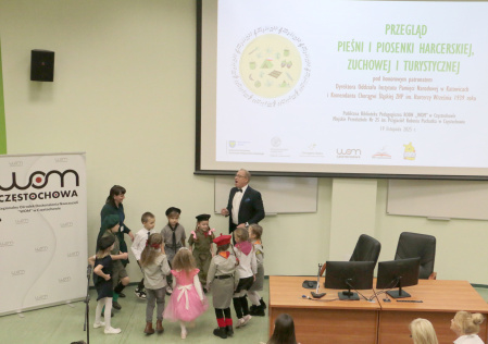 1 Piotr Hankus przygotowuje dzieci do występu