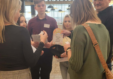 2 Uczniowie egzaminujący klientów galerii