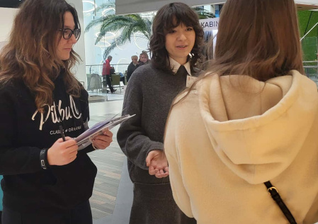 1 Uczniowie egzaminujący klientów galerii