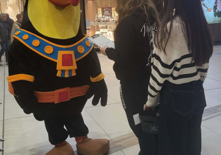 6 Uczniowie egzaminujący klientów galerii