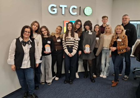 8  Uczniowie z organizatorami podczas spotkania