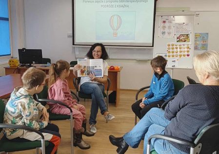 2 Prowadząca czyta opowiadanie o prawach dziecka