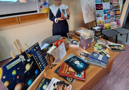 1 Prowadząca z pomocami dydaktycznymi