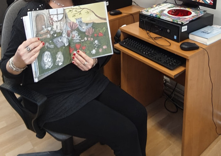 6 Prowadząca prezentuje ilustracje książkowe