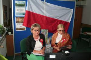Fragmenty "Nad Niemnem" czytają Pani Dyrektor Elżbieta Doroszuk i Pani Dyrektor Renata Lipniewska - fot.1
