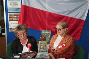 Fragmenty "Nad Niemnem" czytają Pani Dyrektor Elżbieta Doroszuk i Pani Dyrektor Renata Lipniewska - fot.2